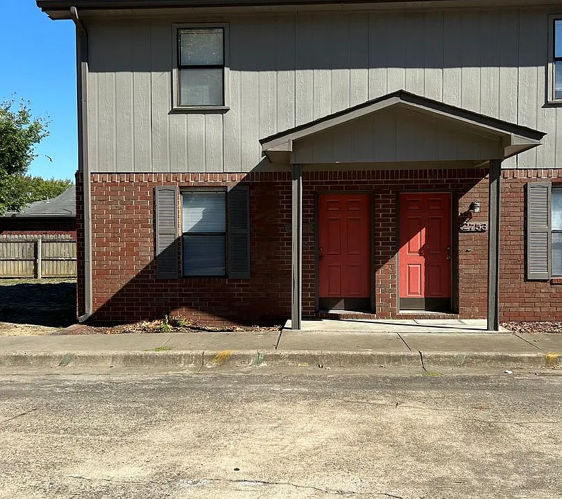 2751-2773 W D St
