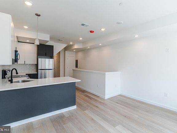 5th image of 1003 W Dakota St Unit 2
