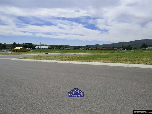 895 Robinson Dr, Lander, WY 82520