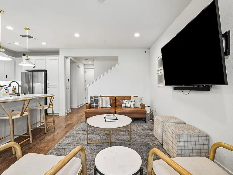 1304 Bloom Ln — Photo 3