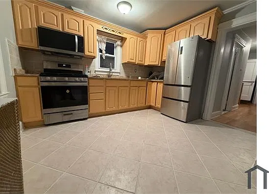 4 bed, $3,800 — Photo 1