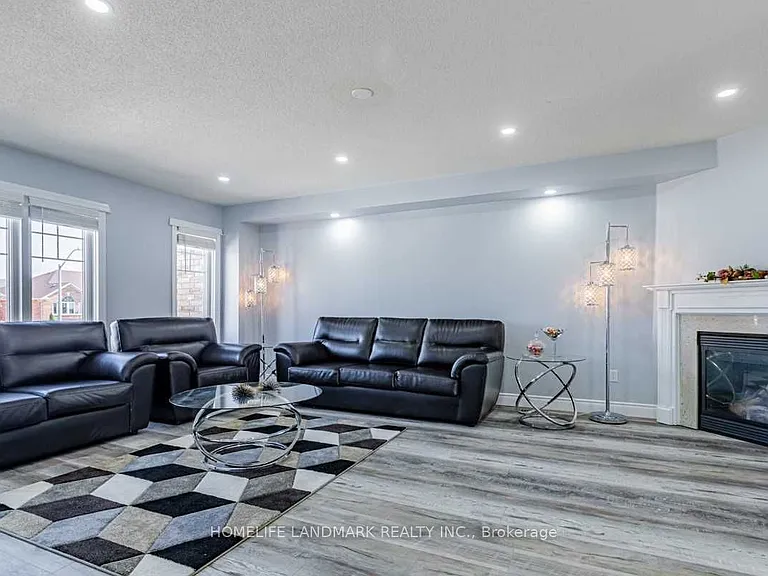 3055 Highvalley Rd — Photo 2