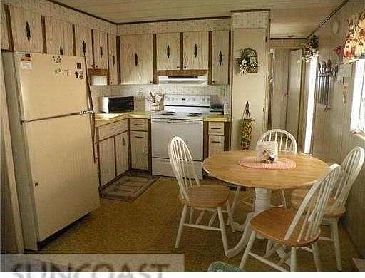 3rd image of 137 Pindo Palm St W
