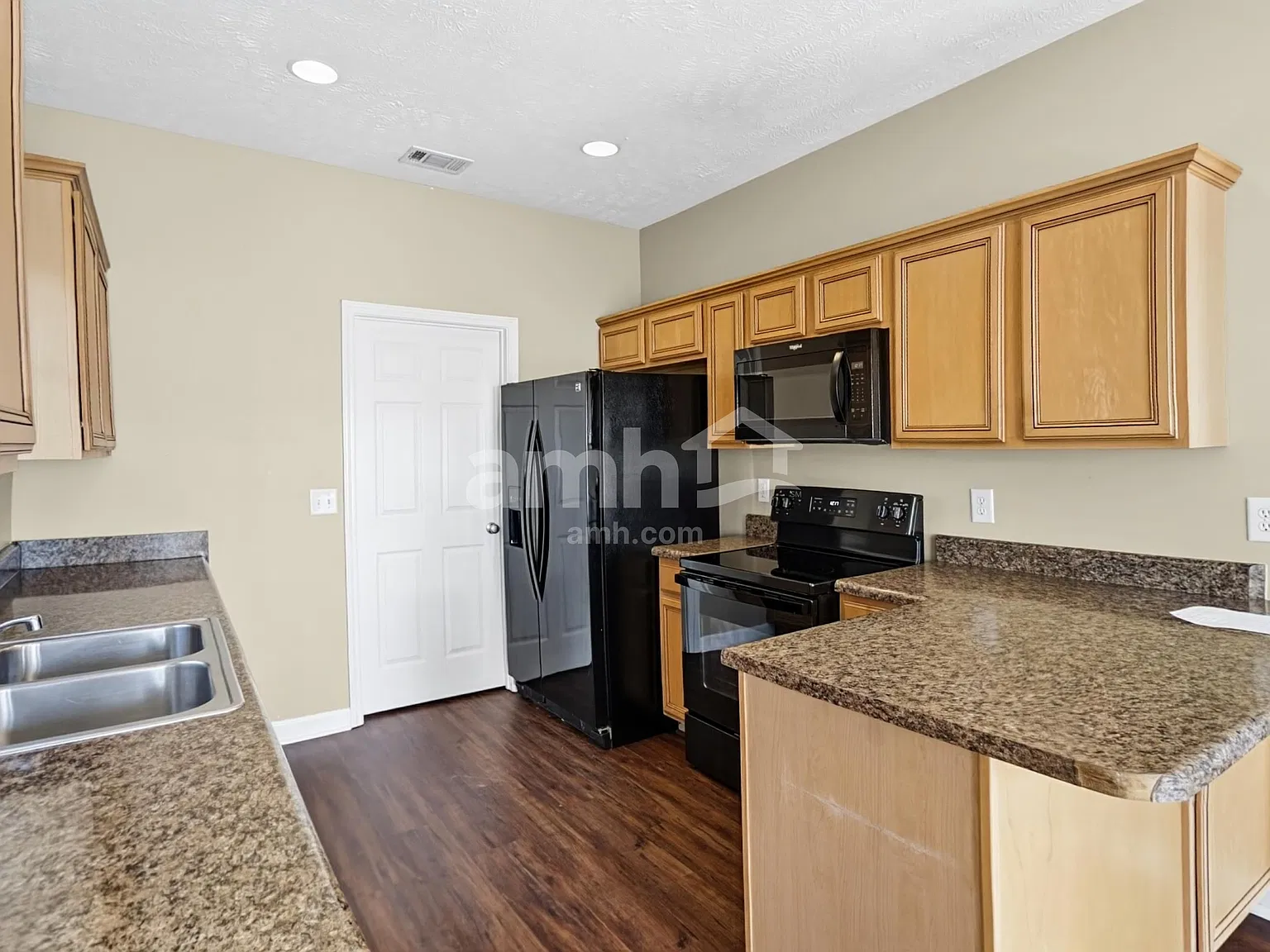 3 bed, 2.0 bath, 1957 sqft, $2,425 — Photo 3