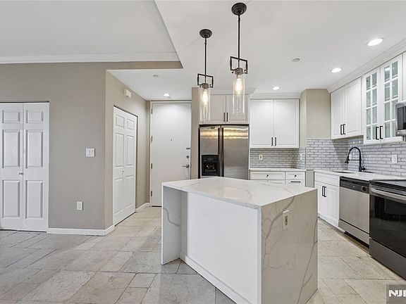 5th image of 399 11th St APT 403
