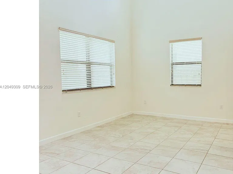 132 NE 24th Ave — Photo 5