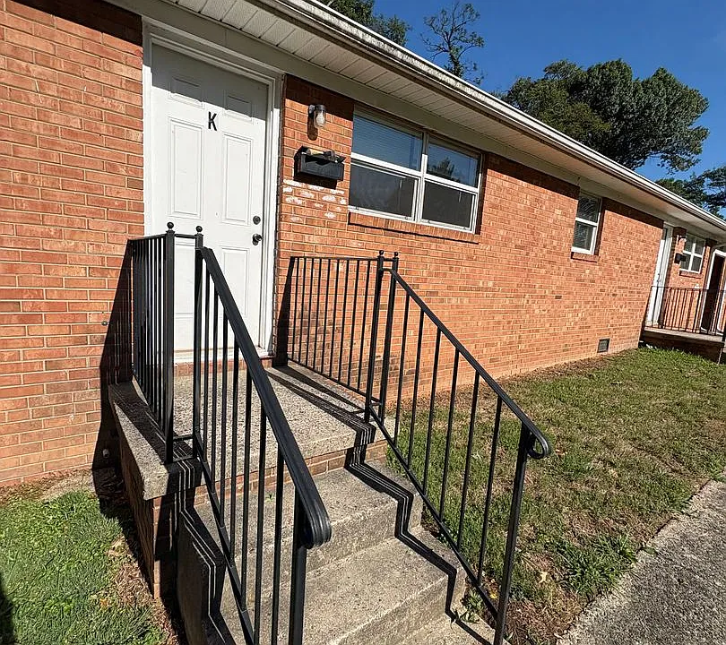 803 Oak St