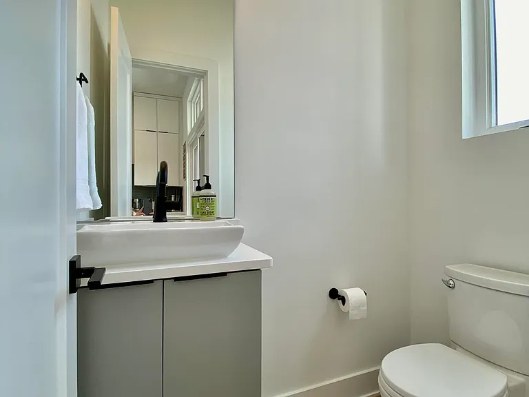 629 Queen St — Photo 13