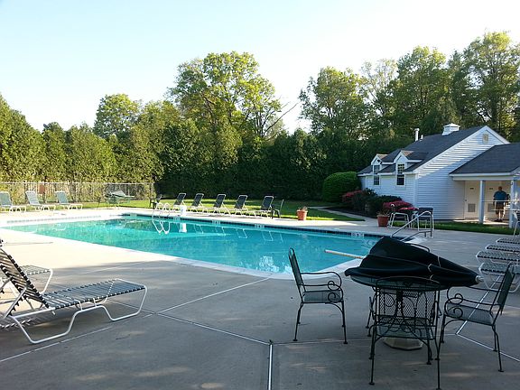 4th image of 8 Almond Dr
