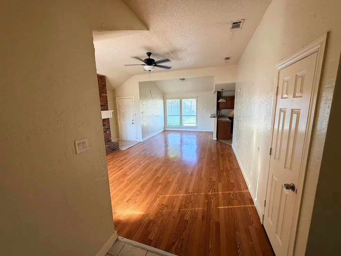 Beautiful 3 Bedroom 2 Bathroom in Rowlett! — Photo 2