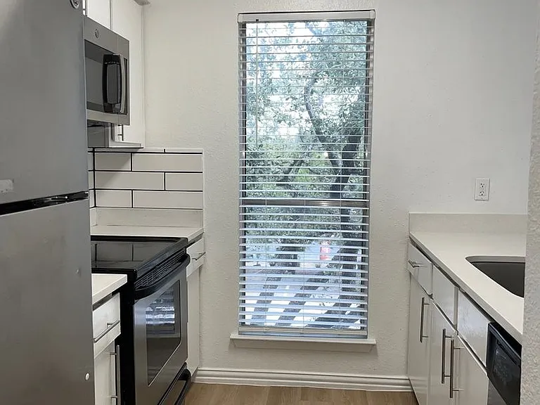 St. Edwards Place Apartments — Photo 41