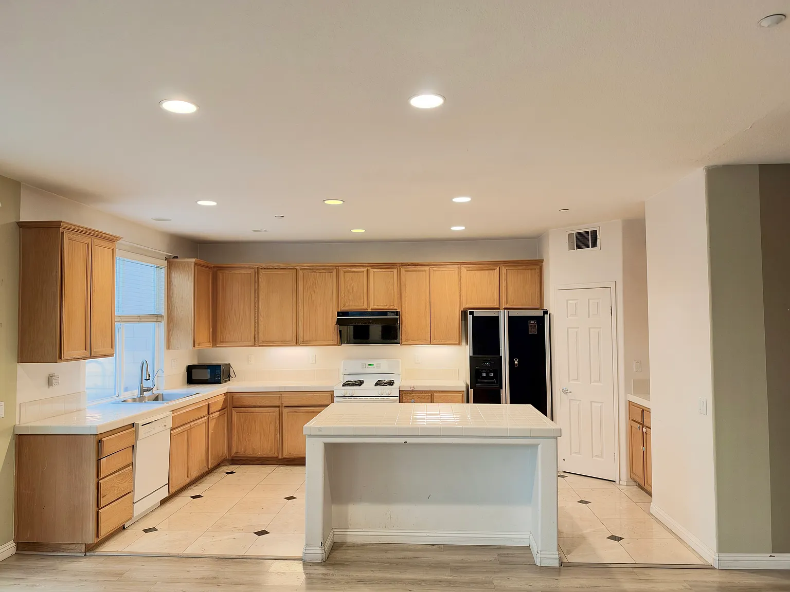 4 bed, 2.5 bath, 2305 sqft, $3,600 — Photo 3