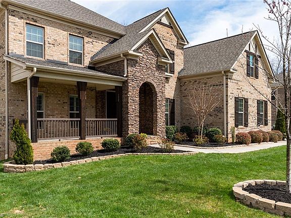 3rd image of 8 Towneley Ct
