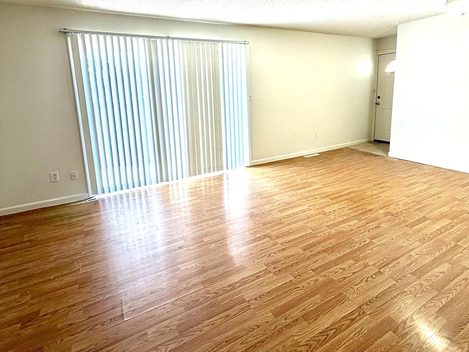 3 bed, 1.5 bath, 1106 sqft, $2,100 — Photo 2