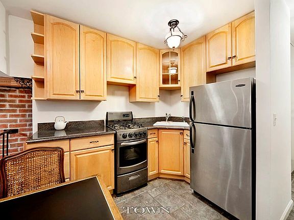 3rd image of 211 Thompson St APT Glj
