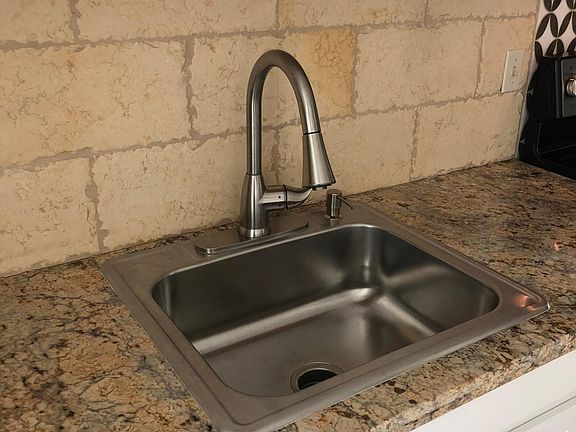5th image of 2415 Lakeview Cir
