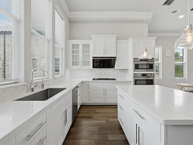 8612 Emnora Ln — Photo 11