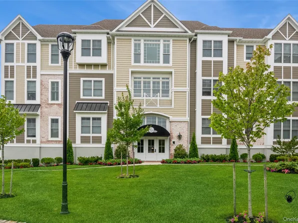 21105 Aspenwood Drive #275, Plainview, NY 11803