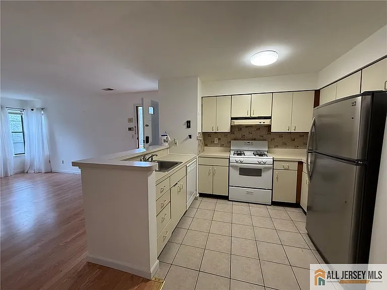 404 Carhart Ct — Photo 21
