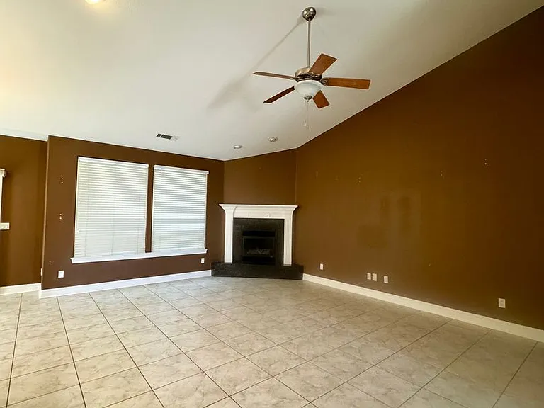 518 Castenda Dr — Photo 4