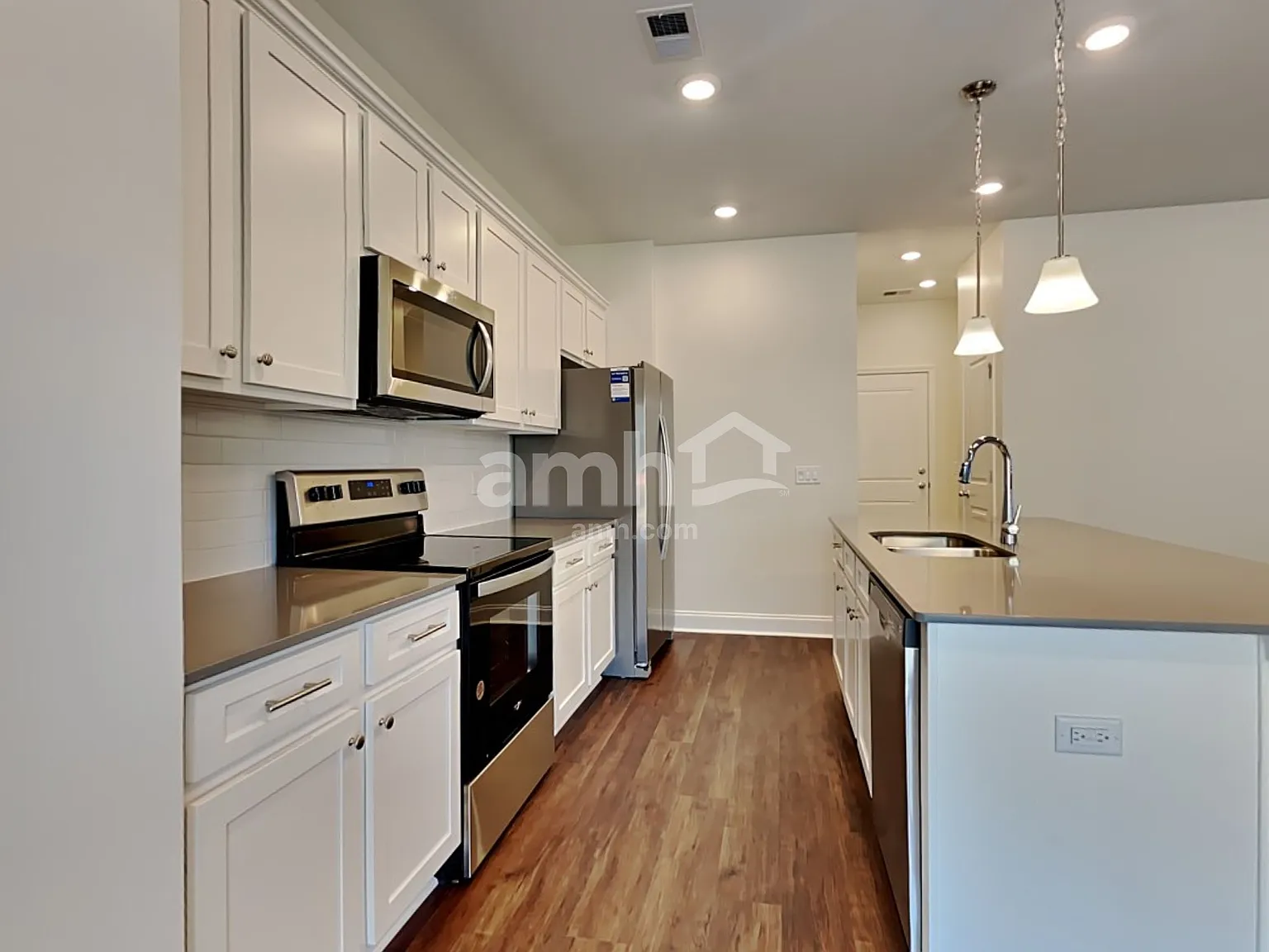 4 bed, 2.5 bath, 1977 sqft, $2,500 — Photo 3