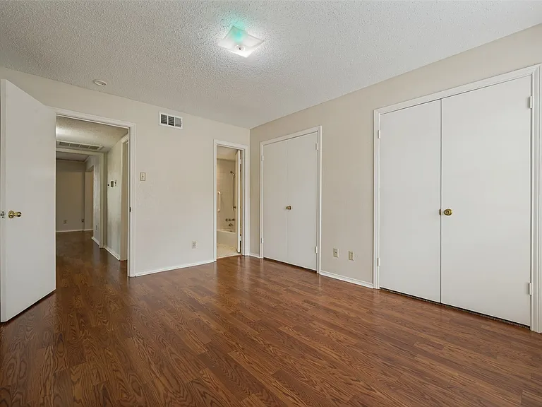 5838 Sandhurst Ln — Photo 8