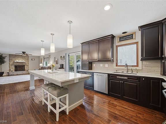3rd image of 967 Countryside Dr