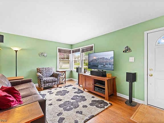 3rd image of 3211 Oakwood Dr