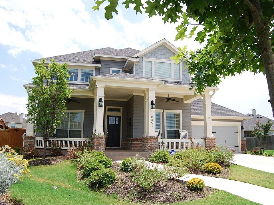 Front view on cul de sac