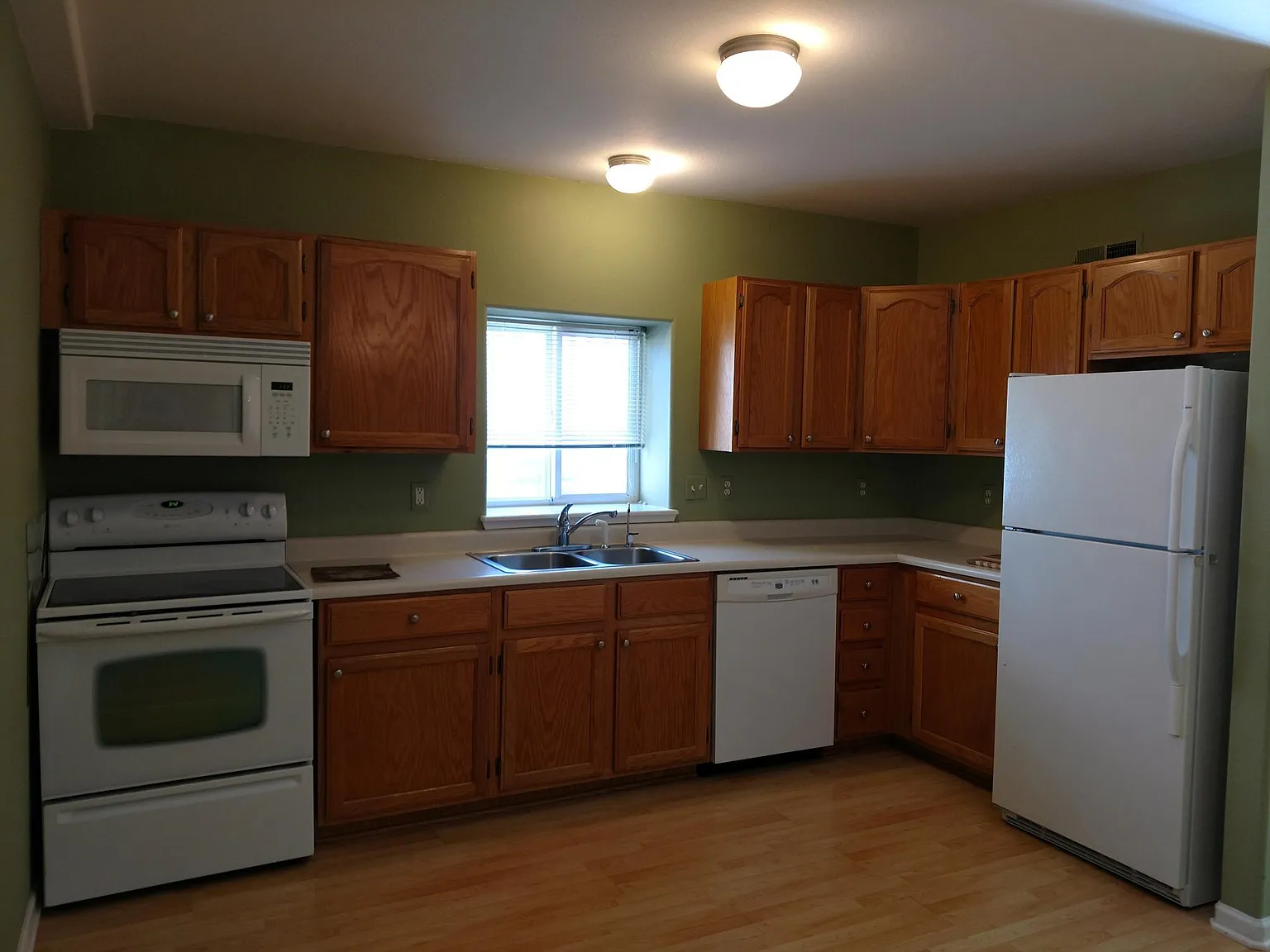 2 bed, 1000 sqft, $1,700 — Photo 2