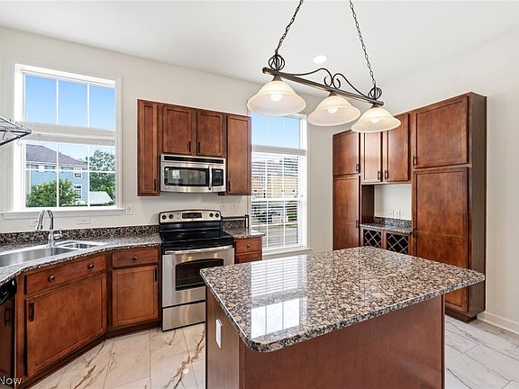 5th image of 9 Grandview Dr