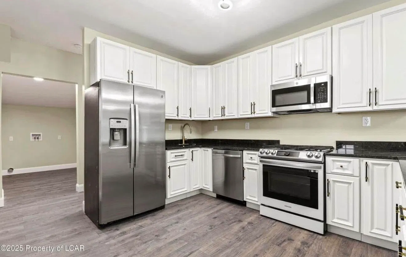 3 bed, $2,200 — Photo 2