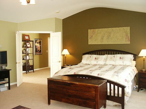Master Suite w/sep. tub/shower & his/hers closets