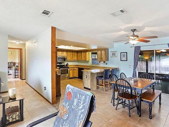 3rd image of 302 Woodfield Dr