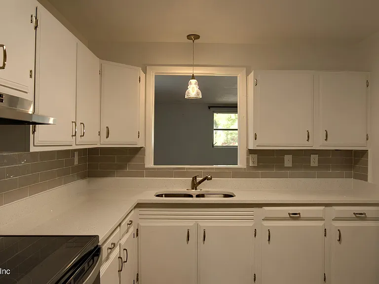1370 Labelle St — Photo 5