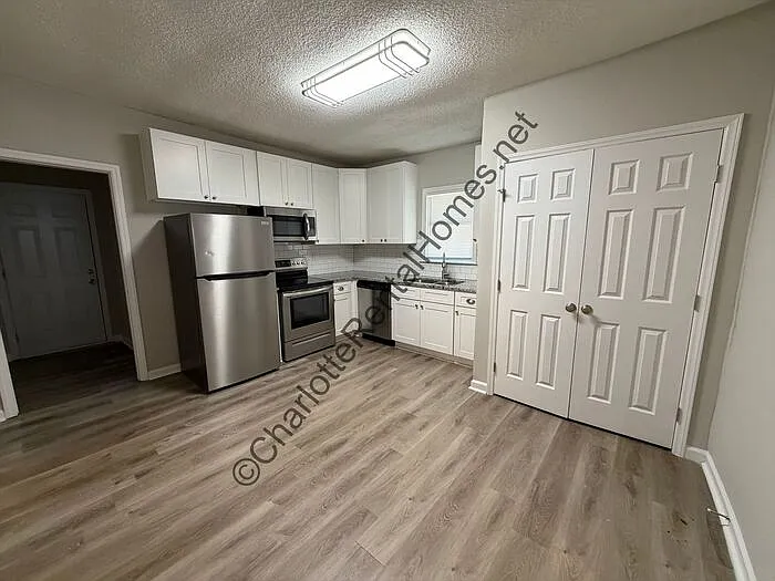 3 bed, 2.0 bath, 1148 sqft, $1,400 — Photo 4