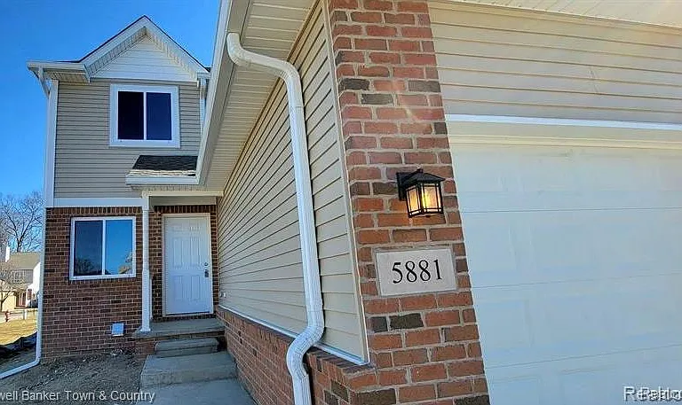 5881 Woodruff View Dr — Photo 2