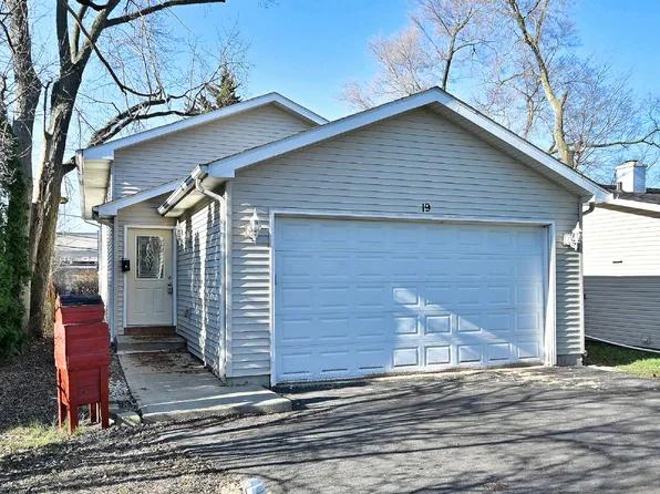 19 E Pineview Dr, Round Lake Park, IL 60073