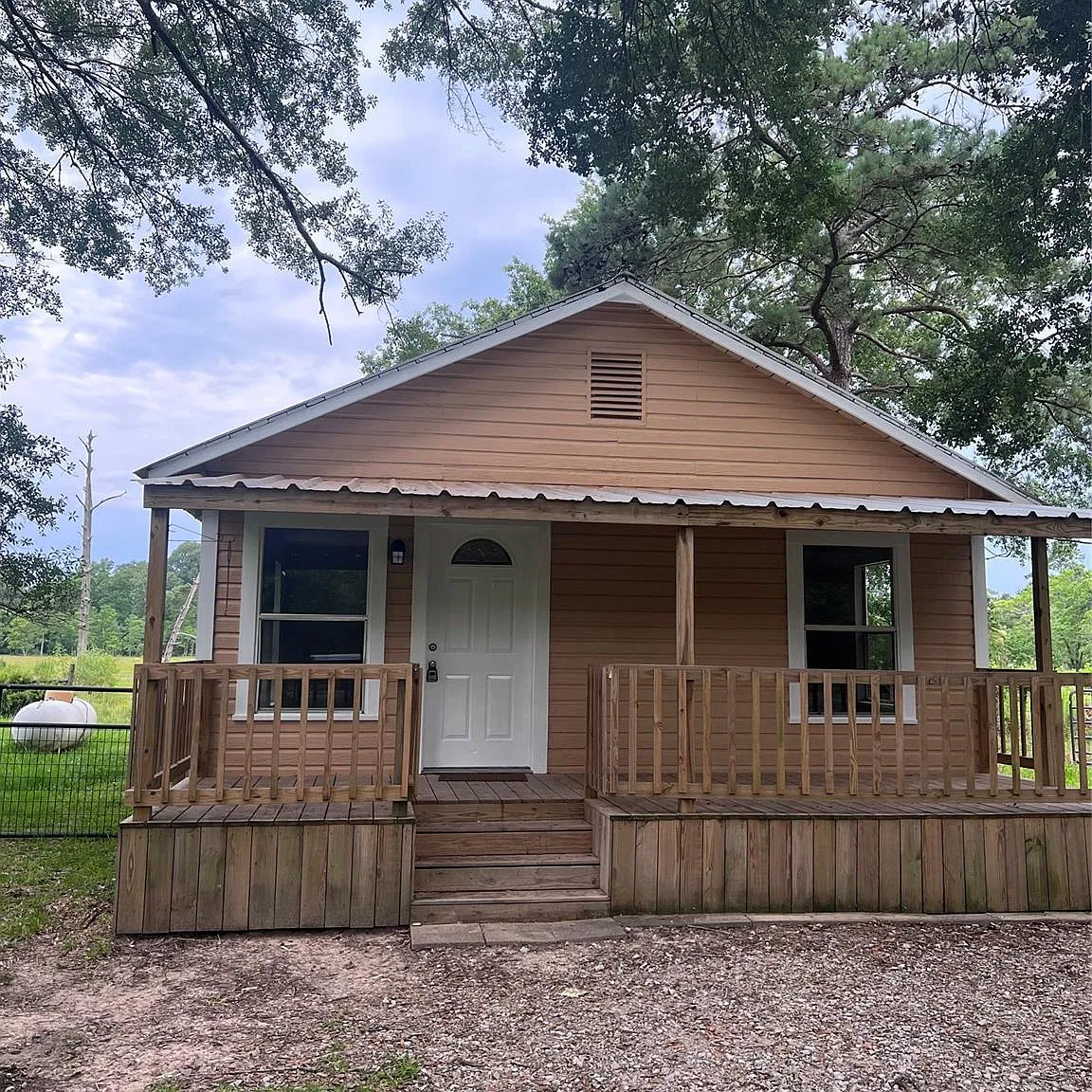 2 bed, 1.0 bath, 748 sqft, $1,195 — Photo 1