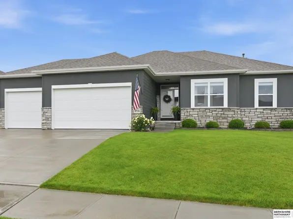 9716 Osprey Ln, Omaha, NE 68046
