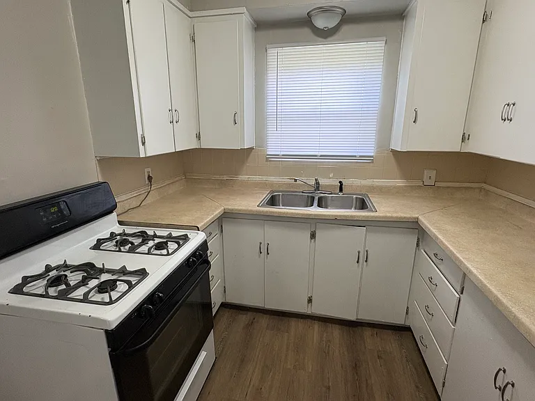 1404 N Broadway St #B — Photo 9