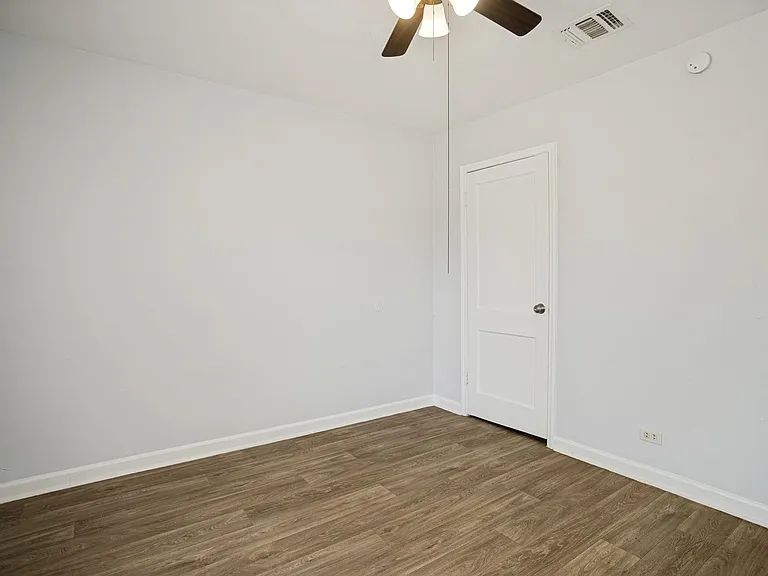 2514 Waverly Ave — Photo 17