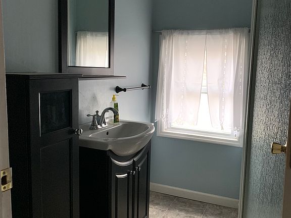 3rd image of 130 Grand Rapids St