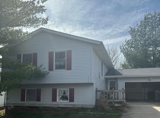 2711 Rocksbury Dr, Bloomington, IL 61705