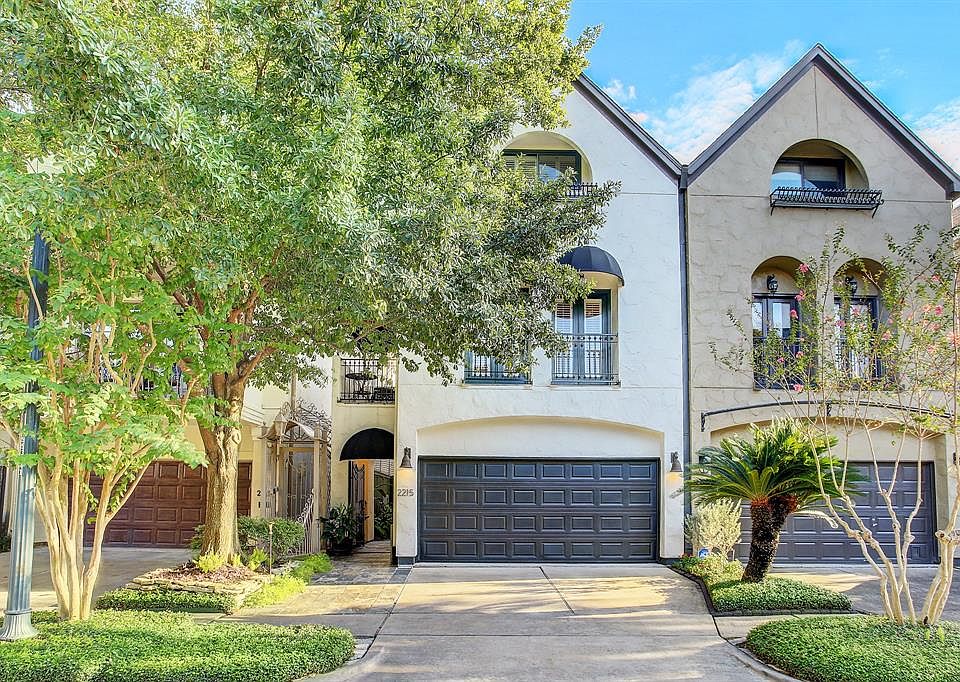 Great curb appeal with mature landscaping. Welcome to quiet but perfectly located Dunraven Lane, just steps away from shopping, dining and entertainment. In addition to River Oaks Elementary and St. Anne's schools