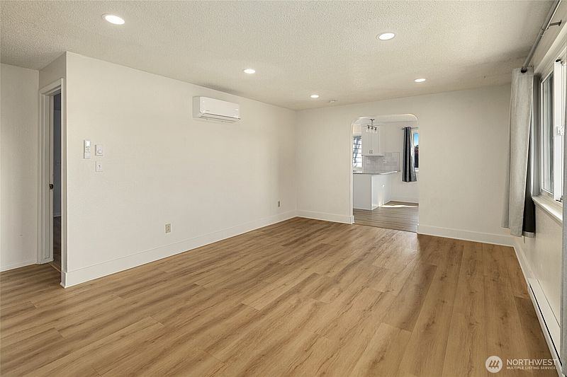 4th image of 2102 N Parklane Avenue