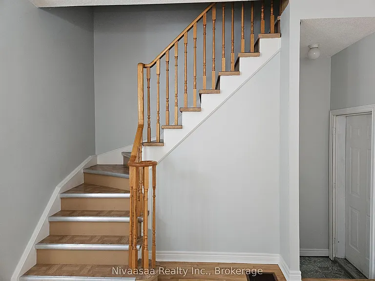 926 Ledbury Cres — Photo 11
