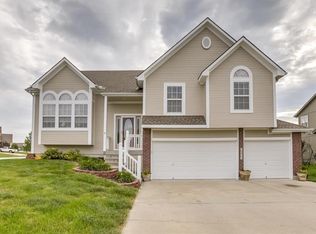 2501 SW Valley Ridge Ln, Lees Summit, MO 64082