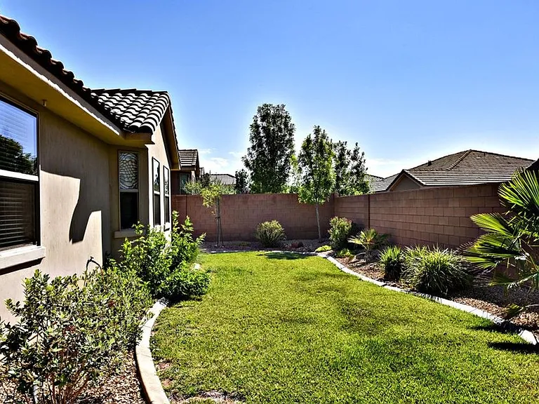 262 E Munich Dr — Photo 13
