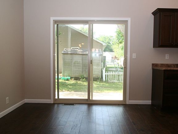 4th image of 110 Tulip Dr